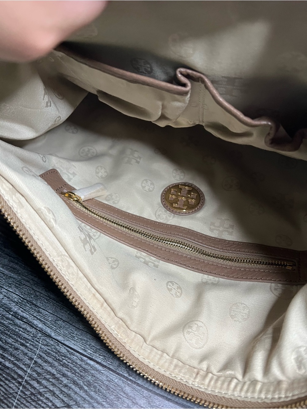 Tory Burch Taupe Pebbled Leather Shoulder Bag with Gold Logo - Picture 4 of 7
